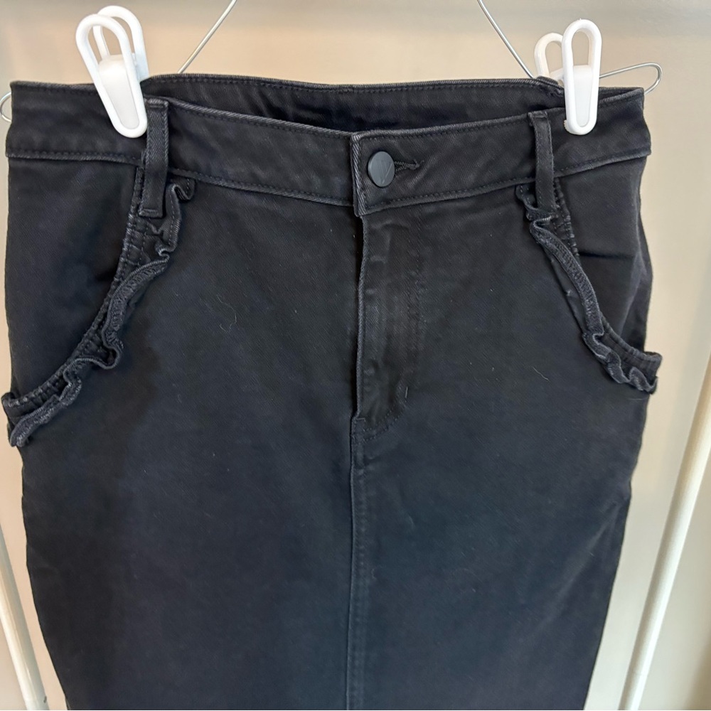VENUS Black Women's Jeans with Ruffle Detail